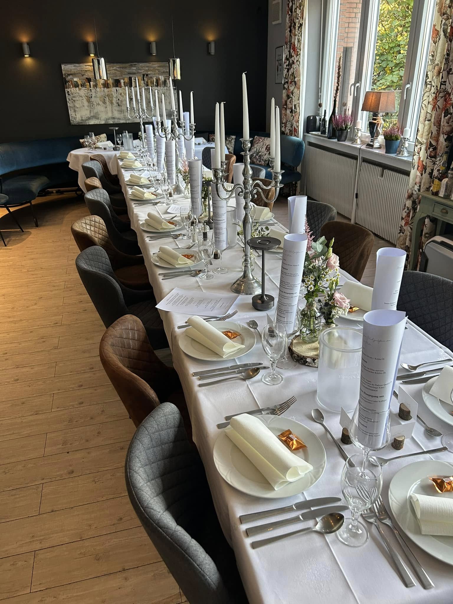 Liebevoll gedeckte Kaffeetafel für Trauerfeier