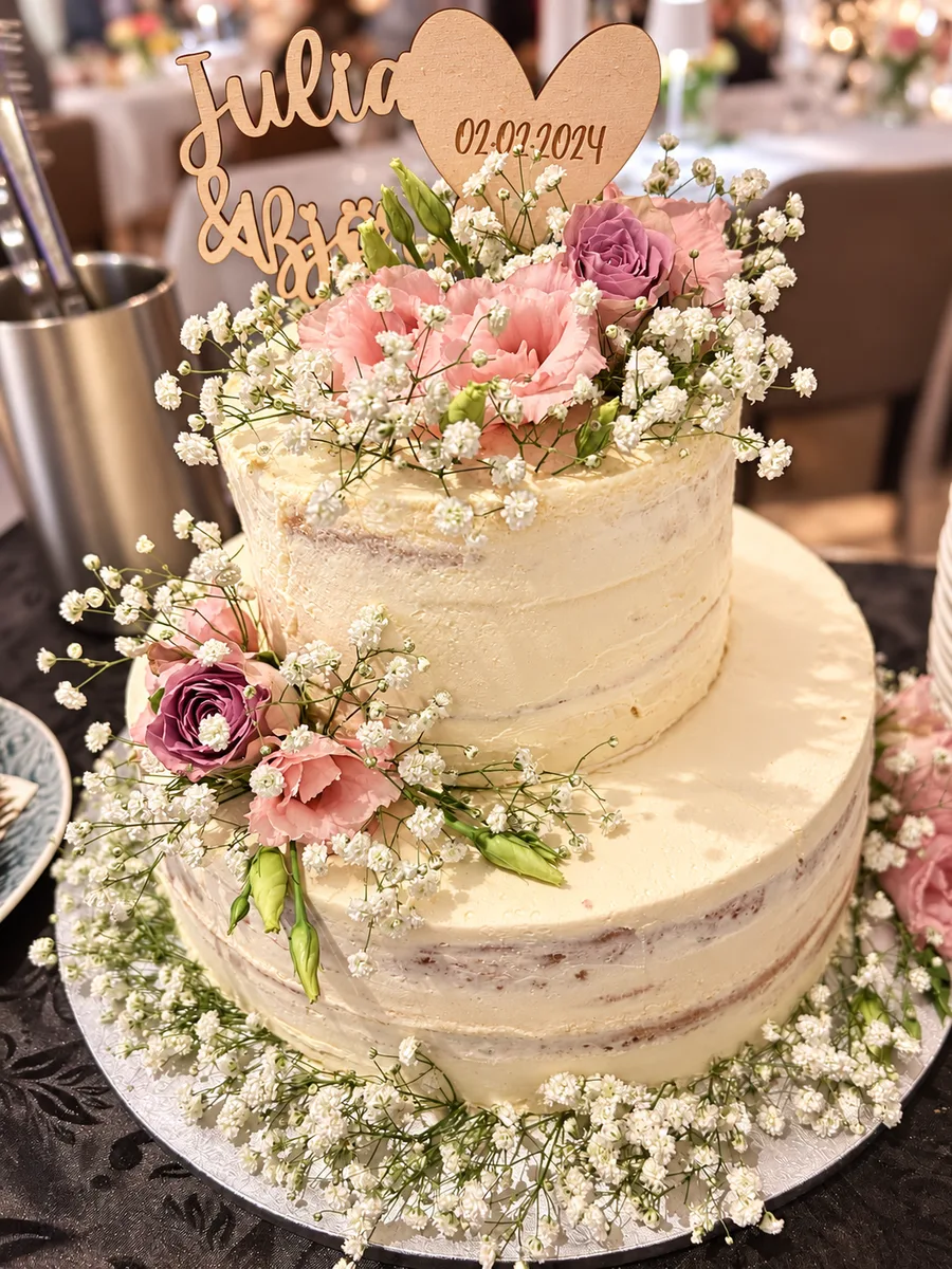 Hochzeitstorte mit Blumen