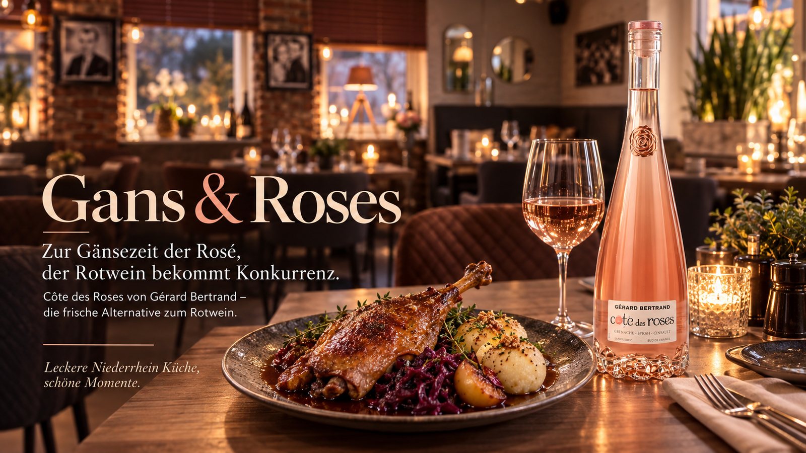 KI-generiertes Bild: knusprige Gänsekeule mit Apfelrotkohl und Kartoffelklößen neben einem Glas und einer Flasche Rosé Côte des Roses, dazu der Schriftzug Gans & Roses